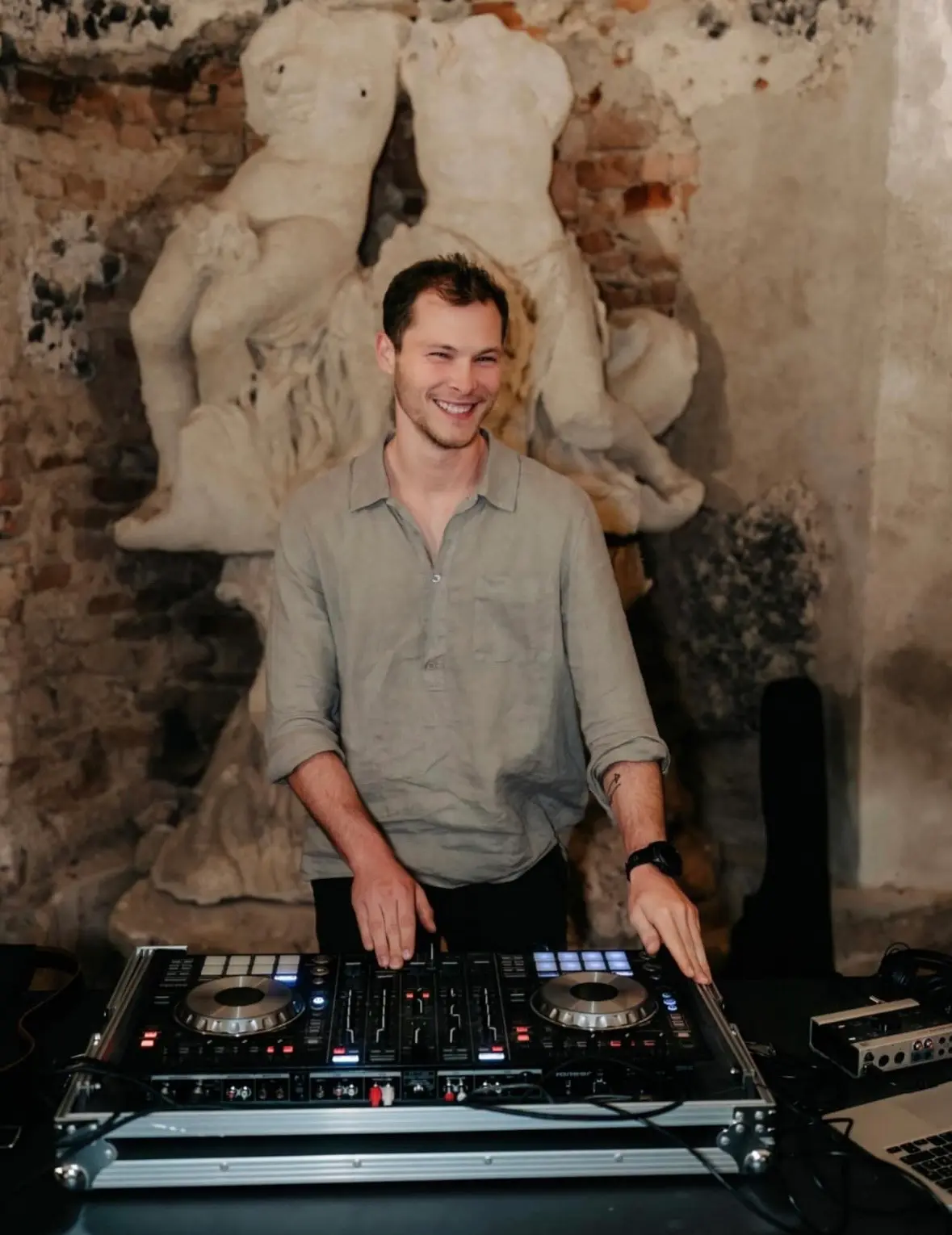 Ein Künstler, der DJ und Gitarre zusammenbringt